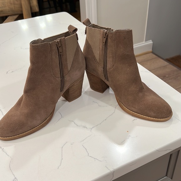 Steve Madden taupe ankle booties - Picture 5 of 7